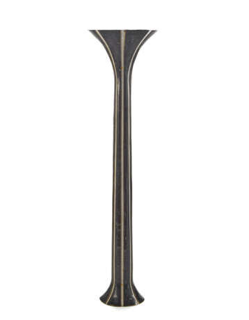 Standing wall lamp. Italy, 1970s. Metal frame upholstered in green and white marble edged with brass. (h 185 cm.; d 46.5 cm.) (slight defects and restoration) - Foto 1