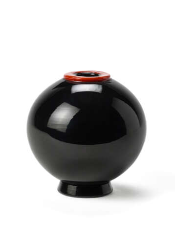 Small spherical vase with truncated cone base and applied rim. 1930s/1940s. Matt black incamiciato blown glass. Matt dark amethyst glass rim. (h 11.5 cm.) | | Provenance | Private collection, Italy; | | Chiara e Francesco Carraro collection, Veni - photo 1