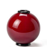 Small spherical vase with truncated cone base and applied rim. 1930s/1940s. Matt red incamiciato blown glass. Opaque dark amethyst glass base and rim. (h 12 cm.) | | Provenance | Private collection, Italy; | | Chiara e Francesco Carraro collectio - photo 1