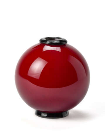 Small spherical vase with truncated cone base and applied rim. 1930s/1940s. Matt red incamiciato blown glass. Opaque dark amethyst glass base and rim. (h 12 cm.) | | Provenance | Private collection, Italy; | | Chiara e Francesco Carraro collectio - photo 2