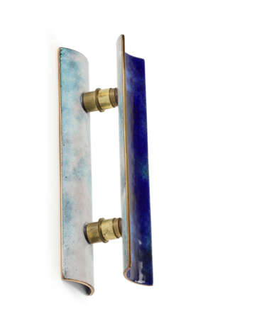 Handle decorated with polychrome enamel in blue tones. 1940s/1950s. Enamelled copper and brass. (h 30 cm.) - фото 1