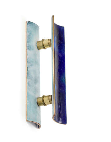 Handle decorated with polychrome enamel in blue tones. 1940s/1950s. Enamelled copper and brass. (h 30 cm.) - фото 1