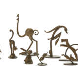 Lot of eight small brass sculptures depicting animals and stylised characters, made by the Werkstatte Hagenauer manufactory. Vienna, 1930s/1940s. (h max cm 14 ) (slight defects) - Foto 1