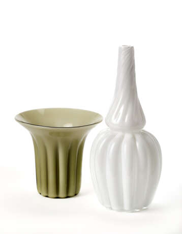Two vases of the series "Omaggio a Morandi". Execution by Veart, Murano, 1970s. Incamiciato mould-blown glass, one in white and one in green. Signed with engraving "Ve - Art Venezia". (h max cm 31) | | Provenance | Private collection, Italy - фото 1