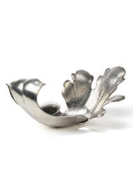 Leaf-shaped centrepiece. Italy, 1930s/1940s. Silver, title 800. Unreadable mark. (cm 45x20x29; g 1250)
