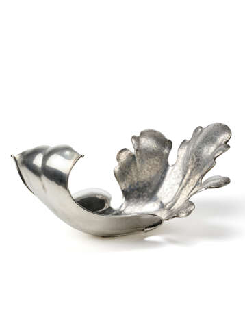 Leaf-shaped centrepiece. Italy, 1930s/1940s. Silver, title 800. Unreadable mark. (cm 45x20x29; g 1250) - Foto 1