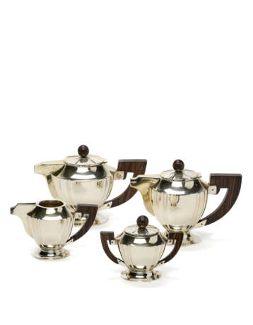 Silver Art Déco tea and coffee service. Title 800. Italy, 1920s/1930s. Consisting of: teapot, coffee pot, milk jug and sugar bowl with lid, wooden handles. Unidentified silversmith. (g gross 1100) (minor defects and small restorations) - photo 1