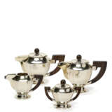 Silver Art Déco tea and coffee service. Title 800. Italy, 1920s/1930s. Consisting of: teapot, coffee pot, milk jug and sugar bowl with lid, wooden handles. Unidentified silversmith. (g gross 1100) (minor defects and small restorations) - photo 2