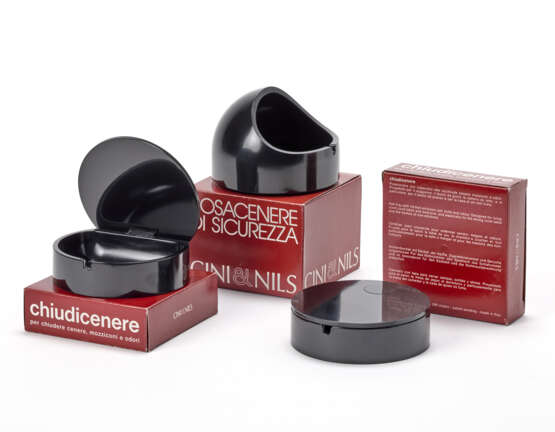 A nautical ashtray combined with two ashtray covers. Produced by Cini & Nils, Milan, 1960s/1970s. Polished black melamine. Accompanied by the original package. (h 3.5 cm.; d 11 cm.) - Foto 1