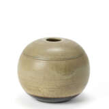 Spherical container with lid. Manufacture of Ceramica Arcore,, 1970s/1980s. Terracotta enamelled in beige and brown. Marked "CA" under the base. (h 13 cm.; d 16 cm.) - photo 1