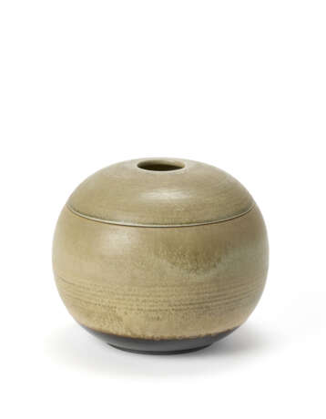 Spherical container with lid. Manufacture of Ceramica Arcore,, 1970s/1980s. Terracotta enamelled in beige and brown. Marked "CA" under the base. (h 13 cm.; d 16 cm.) - photo 1