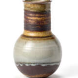 Polychrome painted stoneware vase. Execution by Ceramica Arcore, Italy, 1970s. Marked "CA" at the base. (h 21 cm.) - фото 1