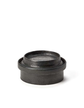 Bowl with lid. 1970s. Ceramic enamelled in black. Signed at the base "ITA NV". (h 7 cm.; d 13 cm.) - photo 1