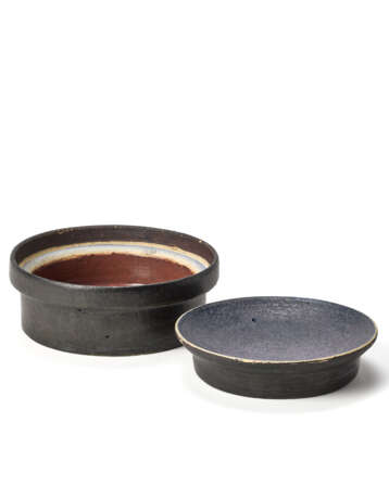 Bowl with lid. 1970s. Ceramic enamelled in black. Signed at the base "ITA NV". (h 7 cm.; d 13 cm.) - photo 3