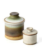 Aperçu. Two containers with lid. Execution by Ceramica Arcore,, 1970s. Ceramic enamelled in black-cream and brown and one in white. Marked "CA" under the base. (h max 12 cm.)