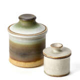 Two containers with lid. Execution by Ceramica Arcore,, 1970s. Ceramic enamelled in black-cream and brown and one in white. Marked "CA" under the base. (h max 12 cm.) - photo 1