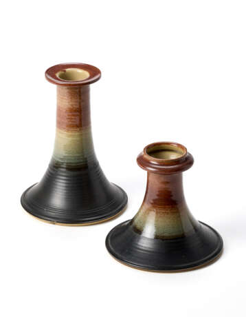 Two candle-holders. Execution by Ceramica Arcore,, 1970s. Lathe-turned stoneware partially glazed in black-cream and brown. (h max 15 cm.) - photo 1