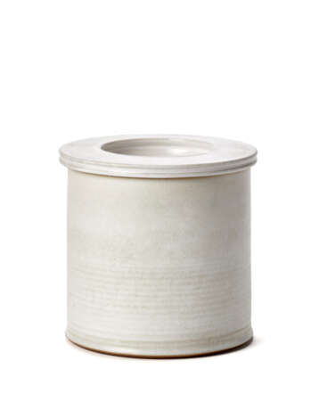 Vase with lid. Execution by Ceramica Arcore, Italy, 1970s. Ceramic enamelled in white. (h 12.5 cm.; d 13 cm.) - Foto 1