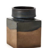 Square vase with round neck in brown and blue painted ceramic. Execution by Ceramica Arcore, Italy, 1970s. (14.5x21x14.5 cm.) - photo 1