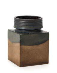 Square vase with round neck in brown and blue painted ceramic. Execution by Ceramica Arcore, Italy, 1970s. (14.5x21x14.5 cm.)