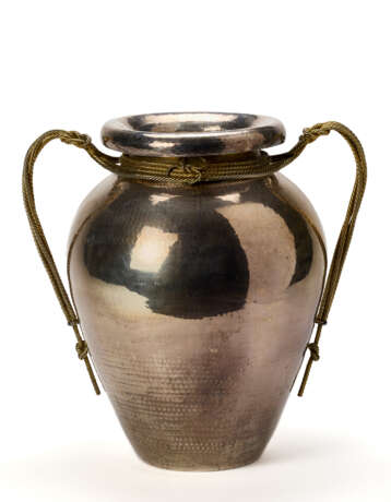 Large double-handled silver-plated and gilded metal vase. Milan, second half 20th century. Engraved mark under the base. (h 55 cm.) (slight defects) - фото 1