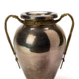 Large double-handled silver-plated and gilded metal vase. Milan, second half 20th century. Engraved mark under the base. (h 55 cm.) (slight defects) - Foto 1