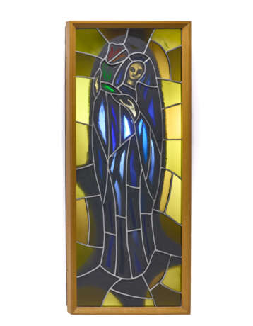 Stained glass window mounted on luminous panel, decorated with a female figure holding a luminous red lily with the Virgin (Willy K 58). Execution by Fontana Arte,, 1958. Wooden frame with lead-bound coloured and painted glass. signed, located and da - Foto 1