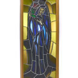 Stained glass window mounted on luminous panel, decorated with a female figure holding a luminous red lily with the Virgin (Willy K 58). Execution by Fontana Arte,, 1958. Wooden frame with lead-bound coloured and painted glass. signed, located and da - Foto 2