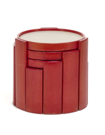 Four overlapping nesting tables model "780/783". Produced by Cassina, Italy, 1960s/1970s. Red lacquered beech frame and white and black swivel tops. (h 39 cm.; d 40 cm.) (slight defects) - photo 1