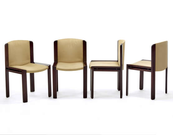 Four chairs model "300". Produced by Pozzi, Italy, 1960s. Beech frame and original cream-coloured cotton fabric. (48.5x79x45 cm.) (slight defects) - Foto 1
