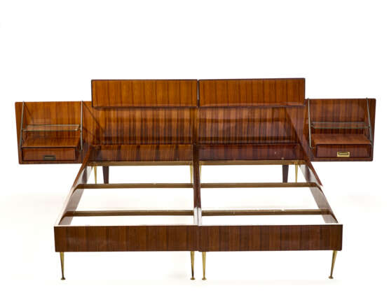 (Attributed) | Double bed with headboard with two hanging nightstands. 1950s/1960s. Wooden and tubular brass frame, solid and veneered wood, drawers with brass handles. (300x93x201 cm.) (slight defects) - photo 1