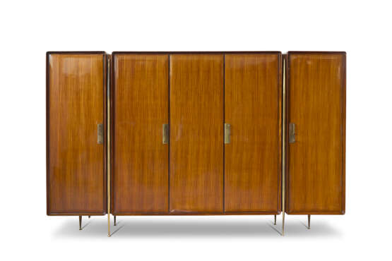 (Attributed) | Five-door cabinet. Turin, 1950s/1960s. Solid and veneered wood, brass tubular uprights, brass handles. (300x185x64 cm.) (slight defects) - Foto 1