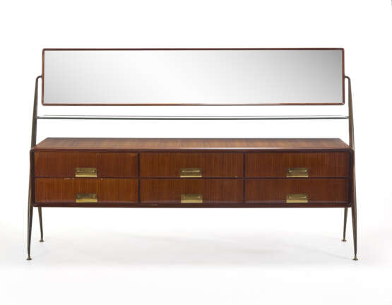 (Attributed) | Chest of drawers/toilet with mirror. 1950s/1960s. Tubular brass frame, solid and veneered wood. Bevelled crystal shelf, tilting mirror, six drawers, brass handles. (189x117x48 cm.) (slight defects) - Foto 2