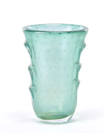Transparent green blown glass vase with regularly arranged bubble inclusions. Murano, 1930s/1940s. (h 21.5 cm.) - Foto 1