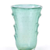 Transparent green blown glass vase with regularly arranged bubble inclusions. Murano, 1930s/1940s. (h 21.5 cm.) - Foto 2