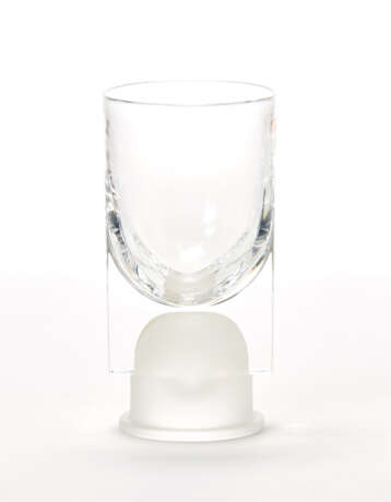 "Minerva" | Colorless crystal author's cup with separable satin crystal holder. Execution by Colle Cristalleria,, late 20th century. Accompanied by a certificate of authenticity, numbered 080/925. In the original case. (h 15.5 cm.) - Foto 1