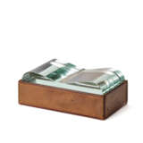 Wooden and leather box with crystal lid. Execution by Fontana Arte, Milan, 1930s/1940s. (16x9x16 cm.) (slight defects) - Foto 1