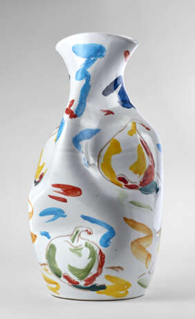 Irregularly shaped ceramic vase enamelled in polychrome on a white background. Manufacture of Ceramiche S. Giorgio, Albisola Marina, 2002. Bearing signature on the back "Eva Sørensen 61 - S. GIORGIO ALBISOLA". (h 38 cm.) - photo 1