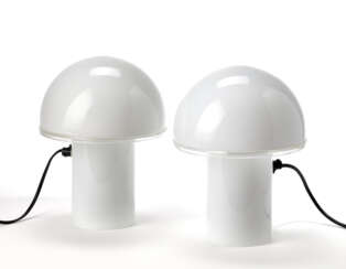 Pair of lamps model "Onfale piccolo". Produced by Artemide, Italy, 1970s/1980s. Incamiciato lattimo glass and colourless glass. (h 26 cm.) (slight defects)