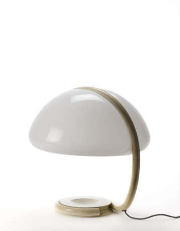 Table lamp model "Serpente". Produced by Martinelli Luce,, 1965ca. White painted metal, white opal methacrylate lampshade. (h 48 cm.) - Foto 1