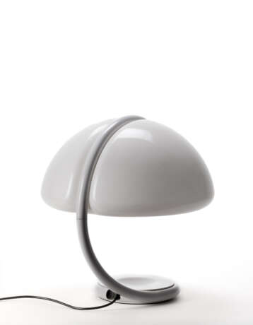 Table lamp model "Serpente". Produced by Martinelli Luce, Italy, 1965ca. White painted metal, white methacrylate lampshade. (h 48 cm.) | | Provenance | Private collection, Florence - Foto 2