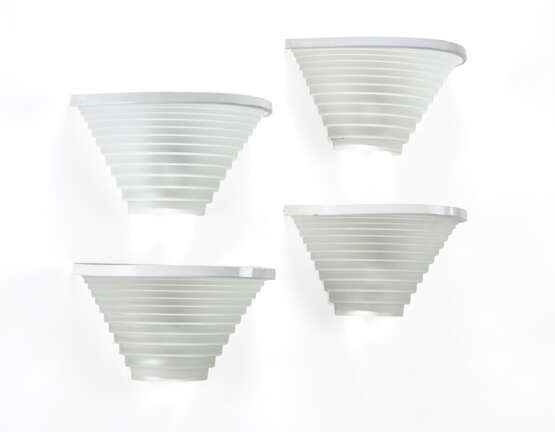 Four wall lamps model "Egisto 38". Produced by Artemide, Milan, 1980s. White painted metal, colourless glass light diffuser sandblasted on the outer surface. (28.5x14.3x15 cm.) (slight defects) - Foto 1