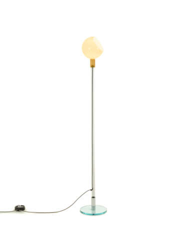 Floor lamp model "Parolona". Produced by Fontana Arte, Milan, 1980. Amber opaline blown glass lampshade, crystal stem and base. Awarded the Compasso d'Oro in 1982. (h 153 cm.) | | Literature | G. Gramigna, Repertorio del design italiano 1950-2000 p - photo 1