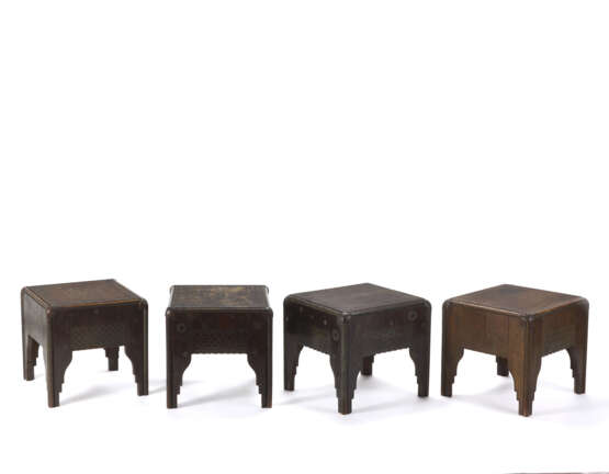 Four carved wooden small tables with geometric plant motifs. 1920s. (47x42x43 cm.) (defects and losses) - Foto 1