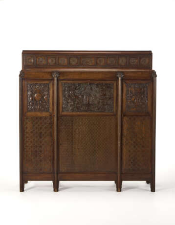 Cabinet with three doors and a flap made of wood carved with geometric plant motifs and a central cupboard. 1920s. (137x141x41 cm.) (defects and one missing key) - Foto 1