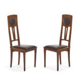 Pair of Liberty chairs. Milan, early 20th century. Solid wood carved, threaded and inlaid with different woods. Seat and back covered in brown leather. (41x100x42 cm.) (slight defects) - Foto 1
