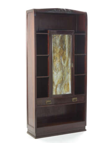 Bar cabinet/bookcase with eight open compartments, a drawer and a door cabinet. 1900ca. Solid mahogany wood, brass handles, door with Murano glass in shades of lattimo and yellow, imitating alabaster. Carved cymatium with flowers. (90x189x33 cm.) (sl - Foto 1