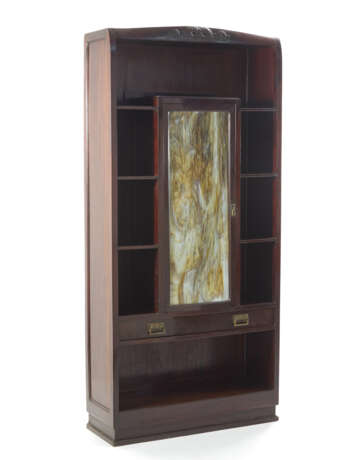 Bar cabinet/bookcase with eight open compartments, a drawer and a door cabinet. 1900ca. Solid mahogany wood, brass handles, door with Murano glass in shades of lattimo and yellow, imitating alabaster. Carved cymatium with flowers. (90x189x33 cm.) (sl - Foto 2