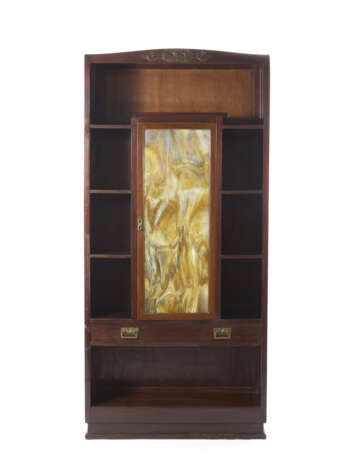 Bar cabinet/bookcase with eight open compartments, a drawer and a door cabinet. 1900ca. Solid mahogany wood, brass handles, door with Murano glass in shades of lattimo and yellow, imitating alabaster. Carved cymatium with flowers. (90x189x33 cm.) (sl - Foto 1