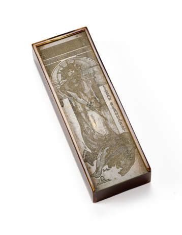 Bakelite box with sliding lid in engraved brass plate with decoration depicting Sarah Bernhardt in the role of Medea at the Théâtre de la Renaissance in Paris. Incisore F. Champenois, France, early 20th century. (15x3x5 cm.) (defects) - фото 1